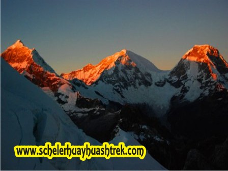 Amanecer Chopicalqui y Huascaran Sur - Norte desde la Ruta al Nevado Pisco